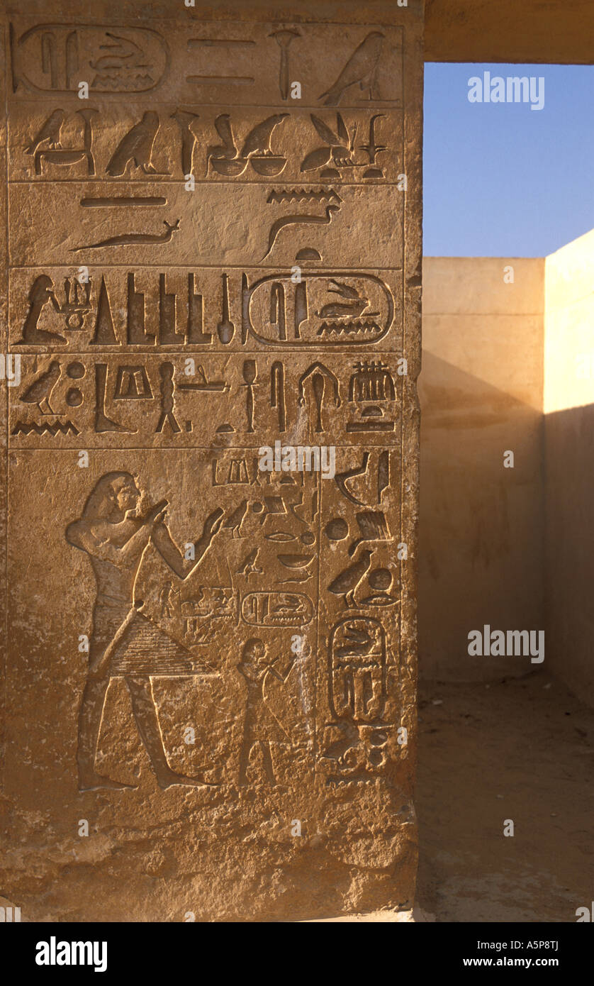Tombe de Khenu, le défunt et son fils sont dépeints sur les piliers dans le tombeau, Saqqara, Egypte Banque D'Images