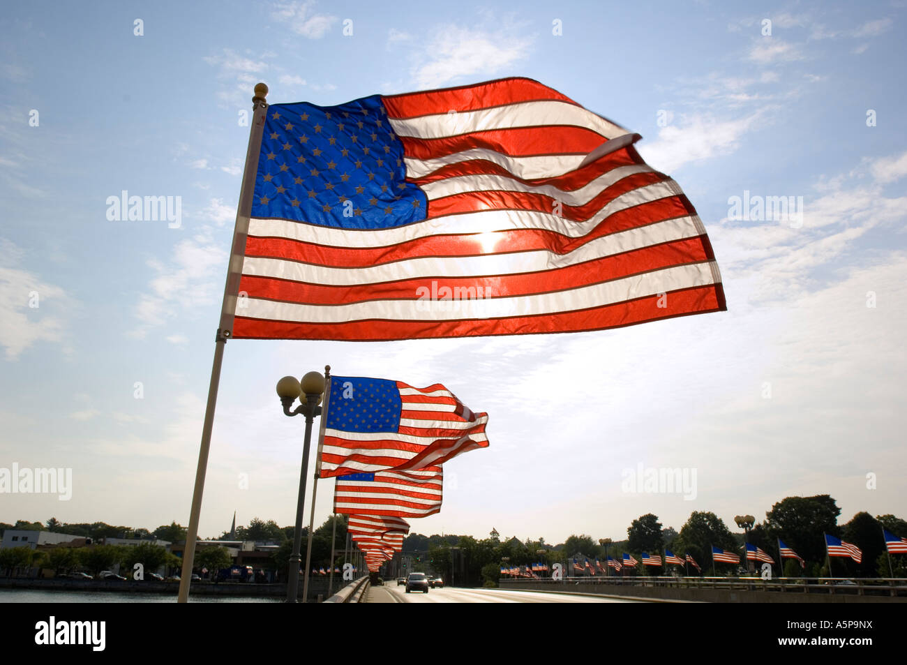 Des drapeaux américains sur pont, Westport, Ct. USA. Banque D'Images