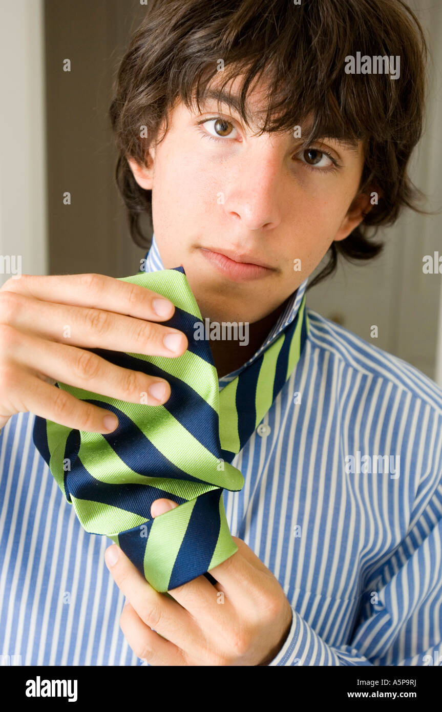 Young American college student, portant chemise rayée faire de noeud dans  la cravate rayée Photo Stock - Alamy