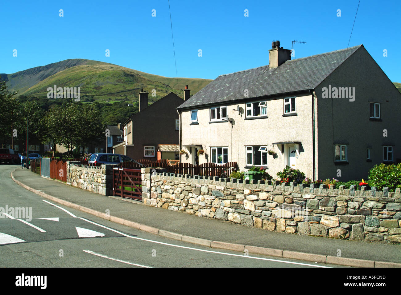 Llanberis semi détachée du parc immobilier avec la vitesse de la route dans le Nord du Pays de Galles Snowdonia Gwynedd UK Banque D'Images