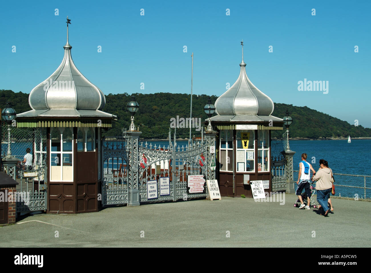 Garth Pier Bangor avec entrée du détroit de Menai et l'île d'Anglesey au-delà Banque D'Images