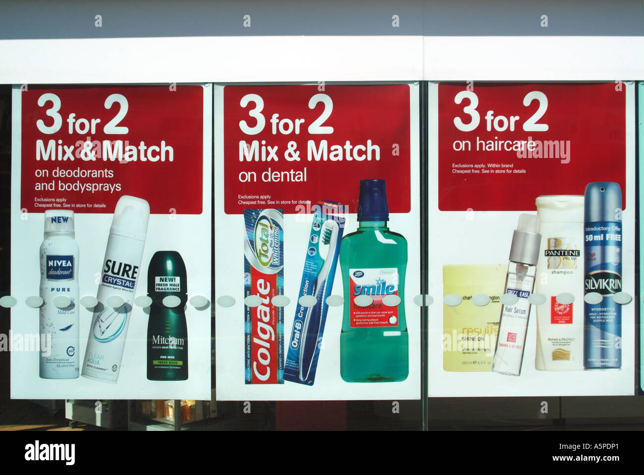 Très grande publicité Mix & Match dans la grande boutique fenêtre avant faisant la promotion de 3 offres spéciales pour 2 sur les déodorants Produits dentaires et de soins capillaires Royaume-Uni Banque D'Images