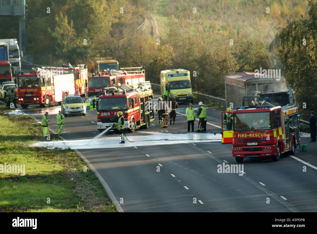 Autoroute M25 services d'urgence participant à camion incendie avec les files d'attente de trafic Banque D'Images