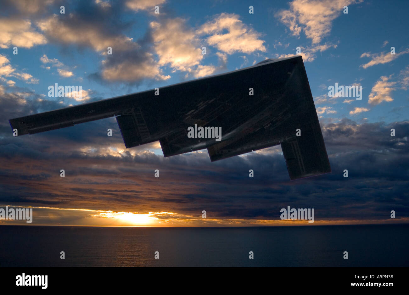 B-2 Spirit Stealth Bomber survolant l'océan Atlantique près de Myrtle Beach, Caroline du Sud, États-Unis. Banque D'Images