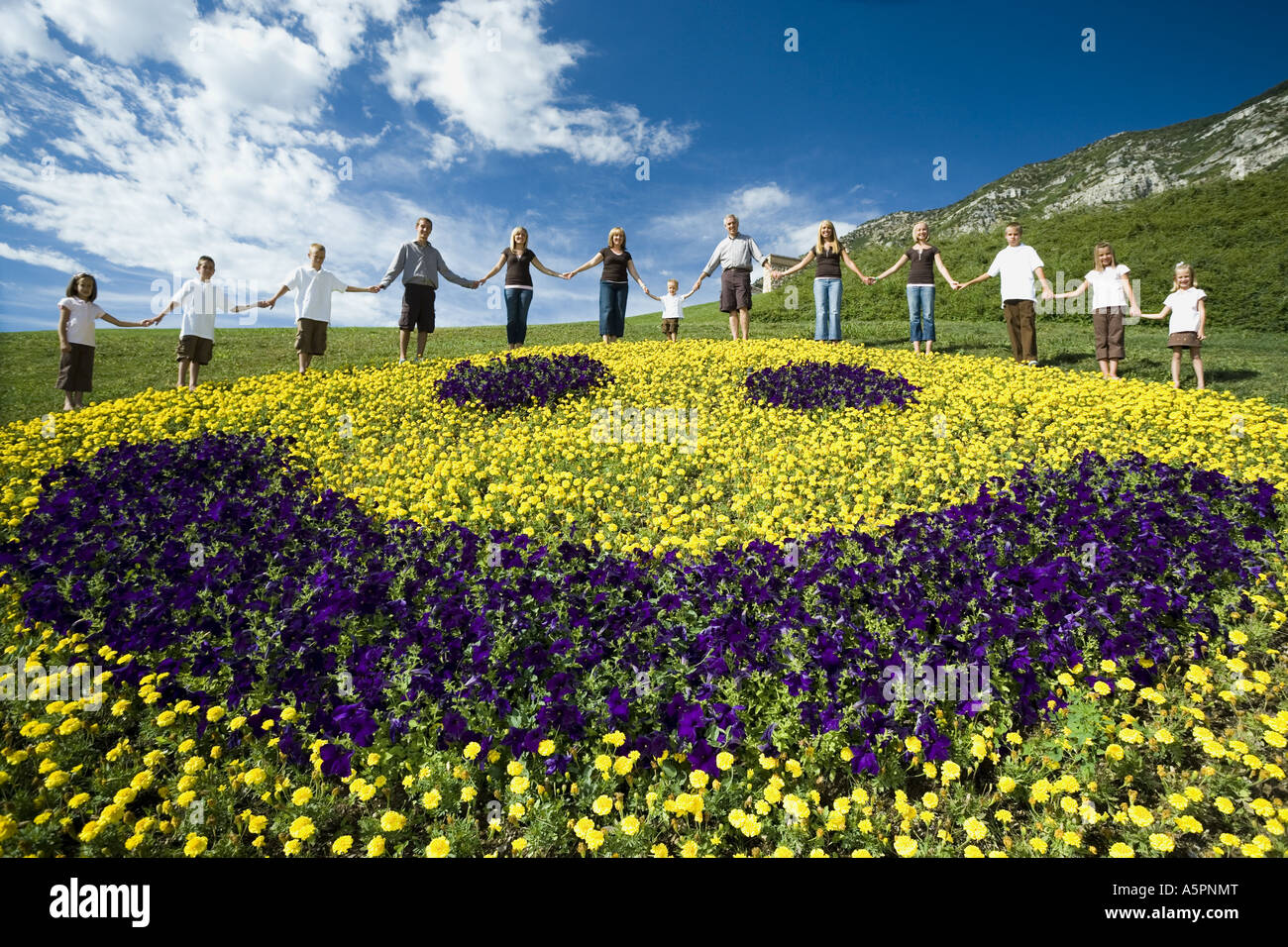 Groupe de grande famille sur colline avec happy face floral Banque D'Images