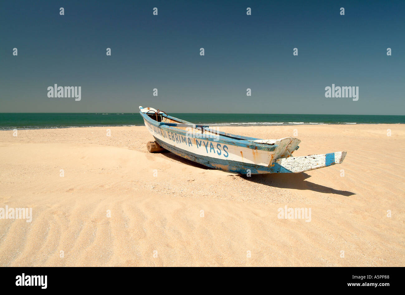 Bateau de pêche gambienne traditionnel sur la plage près de la Sénégambie Kololi Gambie Afrique de l'Ouest Banque D'Images