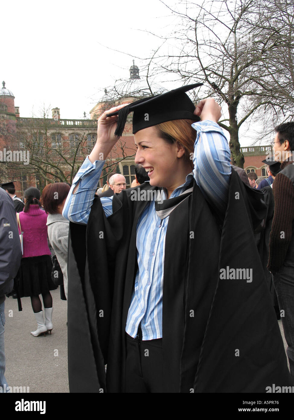 Les jeunes qui sortent de l'Université femme Banque D'Images