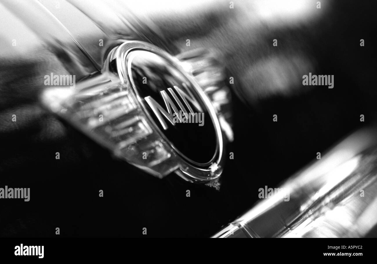 Romantique noir et blanc close up image de l'insigne de capot Mini chrome avec de l'eau savonneuse en marche vers le bas sur elle Banque D'Images