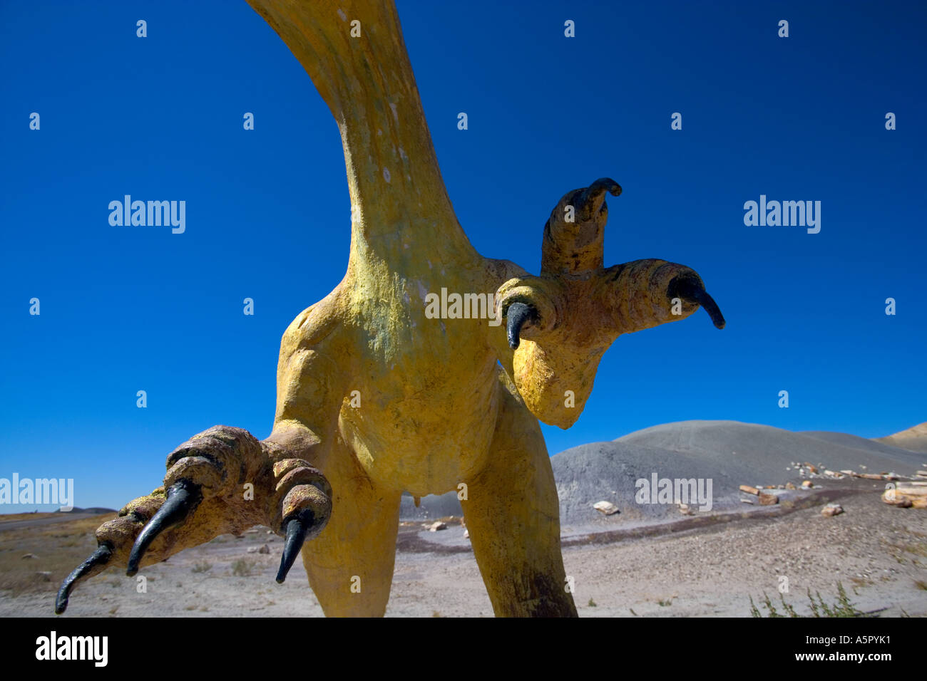 Modèle de dinosaure dans desert Banque D'Images