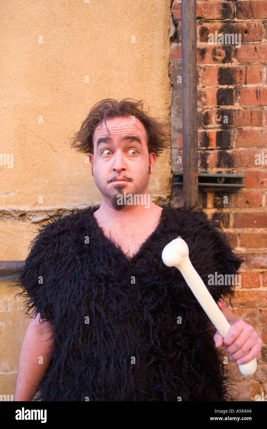 Portrait d'un homme habillé en tenue d'homme des cavernes bone Banque D'Images