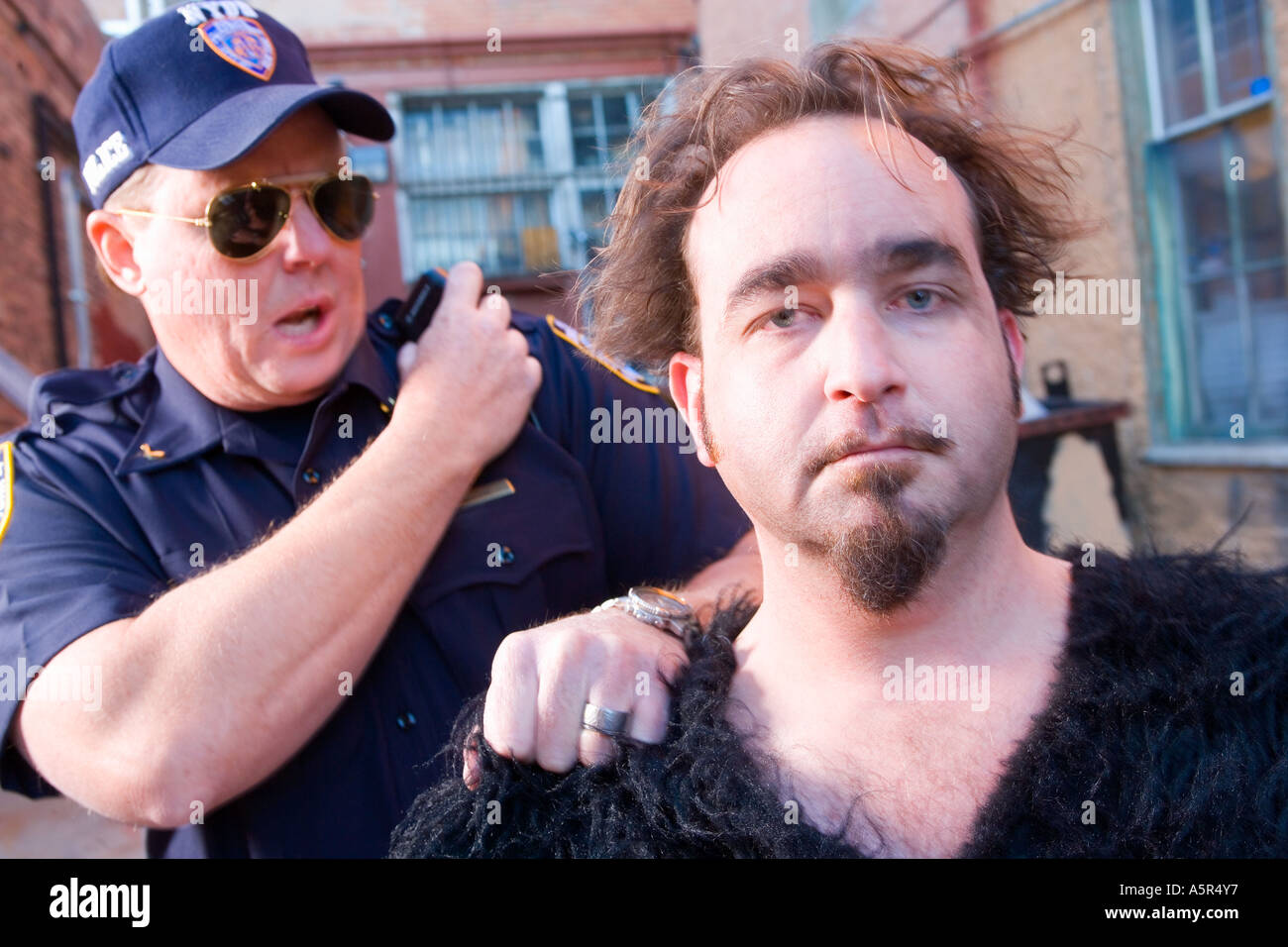 Caveman d'être arrêté par l'agent de police dans la région de alley Banque D'Images