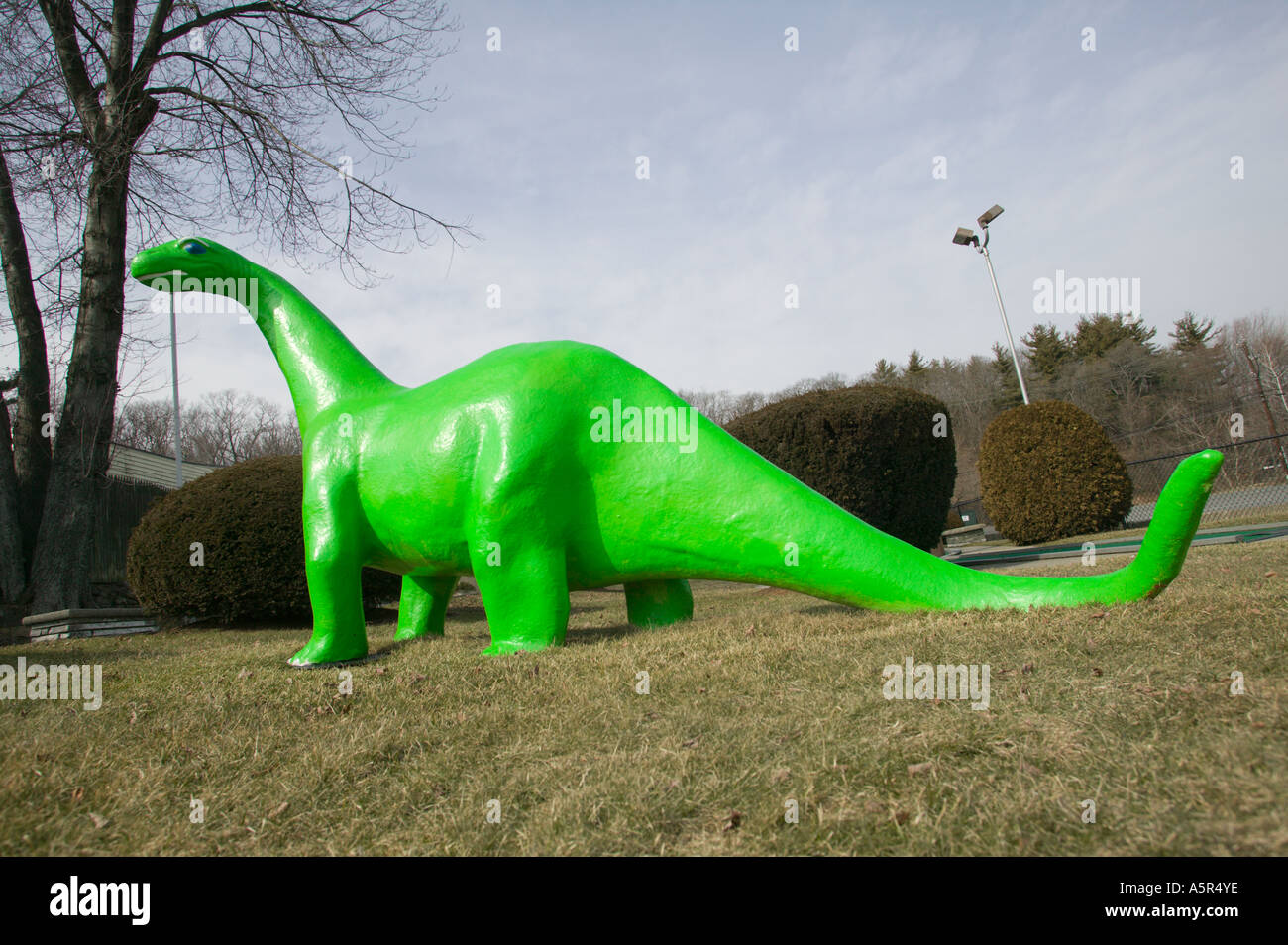 Caractères de dinosaures à l'installation de golf miniature Banque D'Images