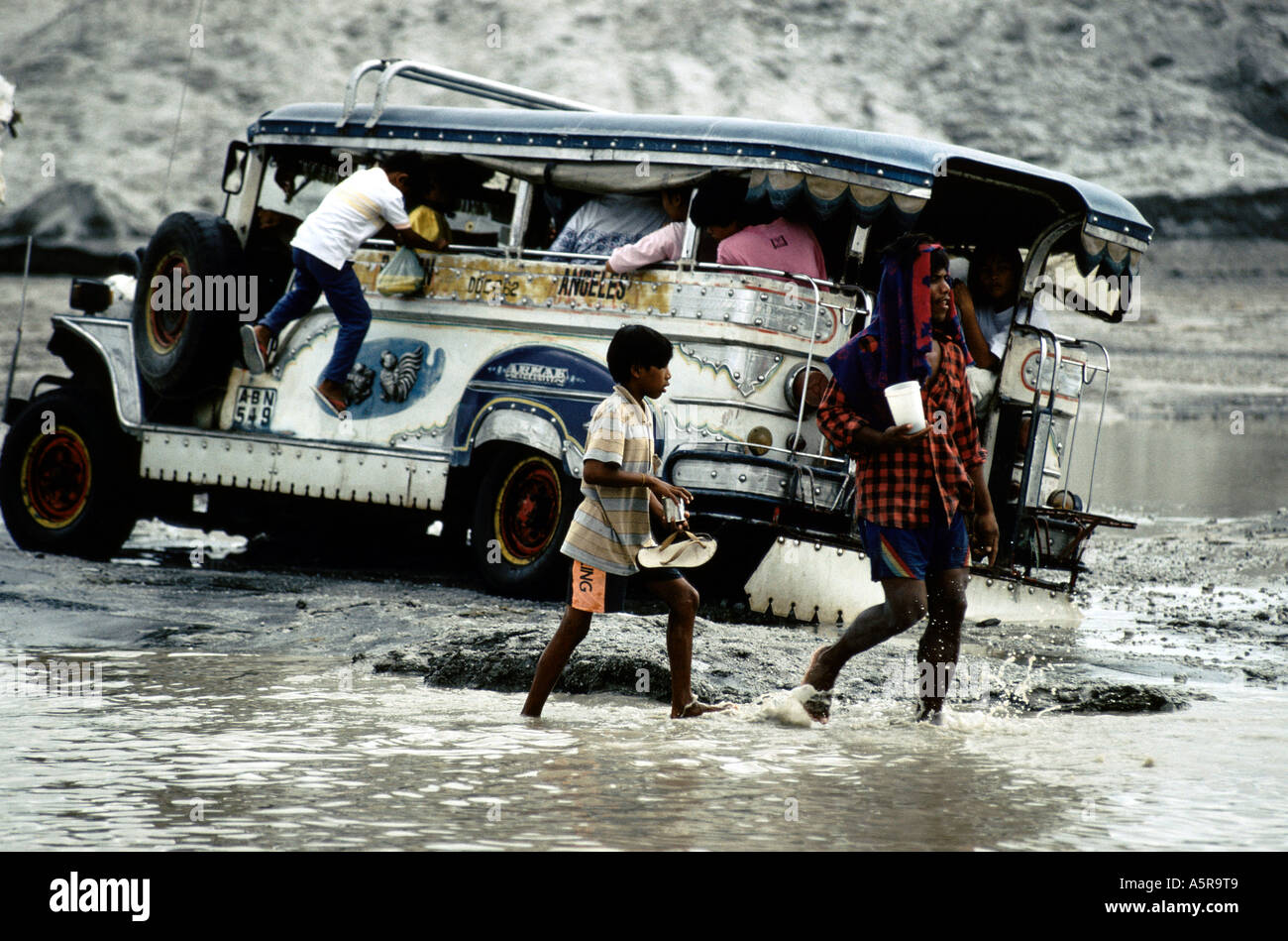 Région Du Mont Pinatubo Aux Philippines De Léruption Du Volcan 1991 Cars Drive Thru Rivière En 4748