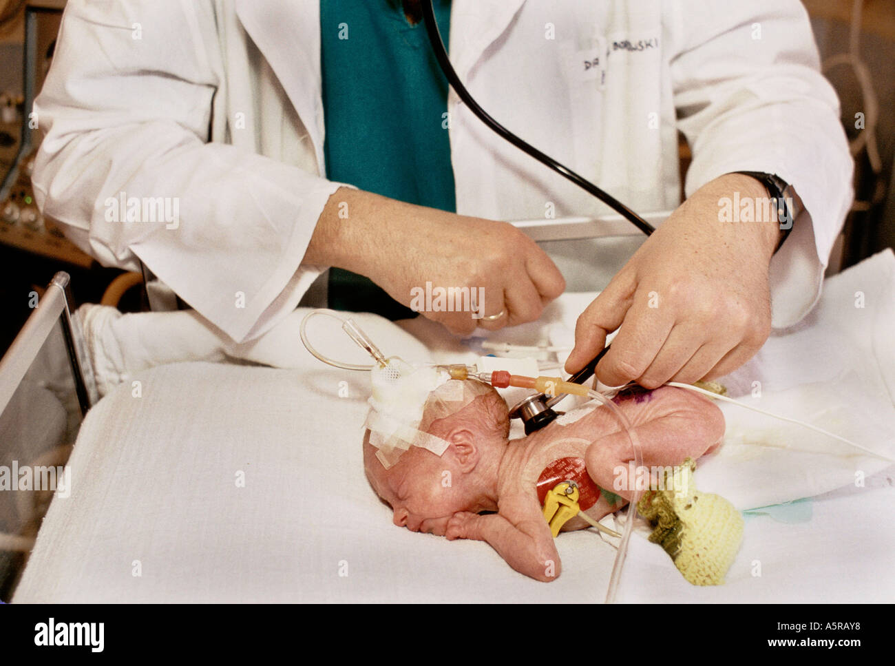Dr Borkowski S Occupe D Un Bebe De 6 Mois Bebe Premature A L Unite Qui Se Specialise Dans L Etude Et De Prise En Charge Des Effets De Depollution Photo Stock Alamy Dr Borkowski S Occupe D Un Bebe De 6 Mois Bebe Premature A L Unite Qui Se Specialise Dans L Etude Et De Prise En Charge Des Effets De Depollution Photo Stock Alamy