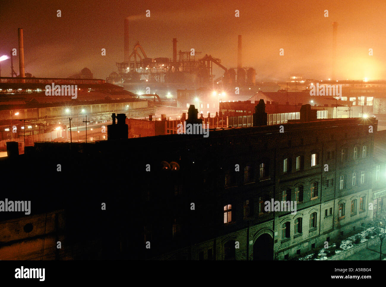 Huta Bobrek Steel mill vit côte à côte avec les résidents de Nowy Bytom ville près de Katowice, Pologne SW. Feb 1990. Banque D'Images
