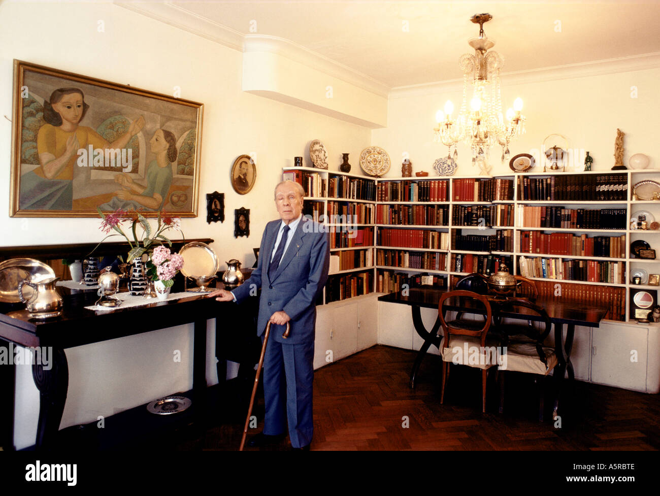 Jorge Luis Borges, écrivain romancier argentin assis sur son lit à baldaquin avec bâton de marche à la maison, Buenos Aires - Argentine Banque D'Images