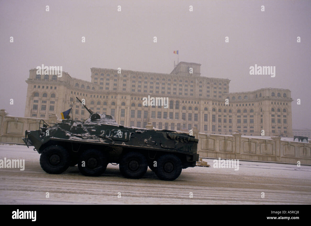 Révolution roumaine 1989 CONDUITE DE VÉHICULES BLINDÉS PASSÉ LE PALAIS DU PEUPLE. Banque D'Images