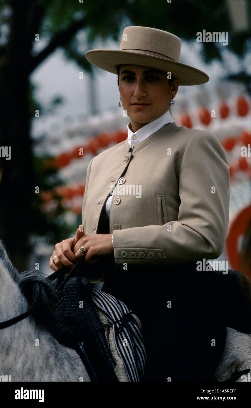 Foire de Séville WOMAN RIDING HORSE PORTE BOLÉRO HATY Cordoue, Séville, ESPAGNE Banque D'Images