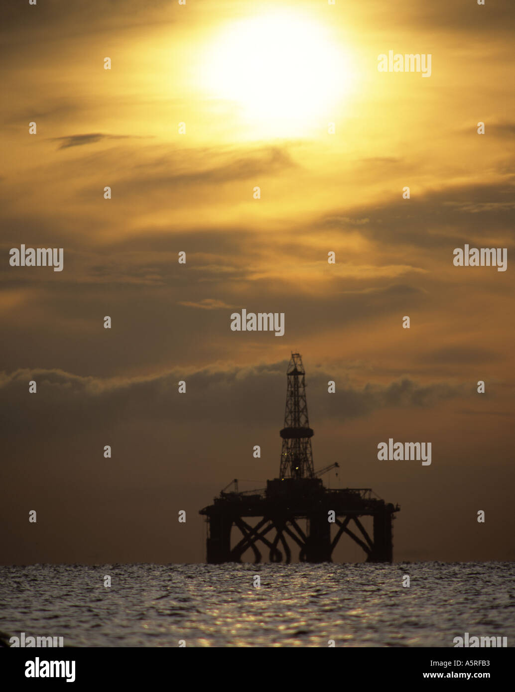 Plate-forme pétrolière semi submersible sunrise Firth of Forth en Écosse Banque D'Images