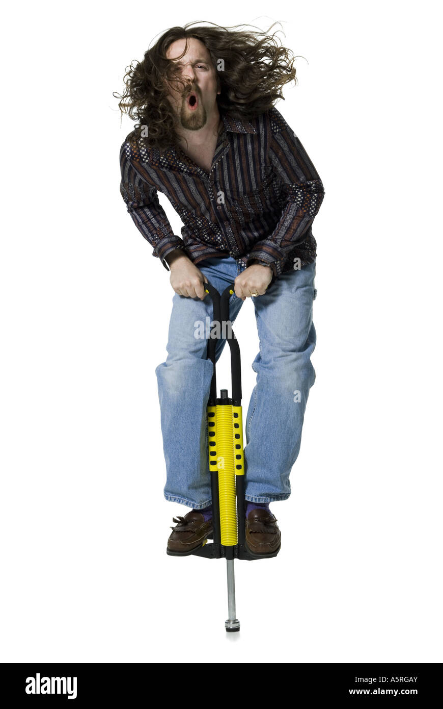 Portrait d'un jeune homme debout sur un Pogo Stick Banque D'Images