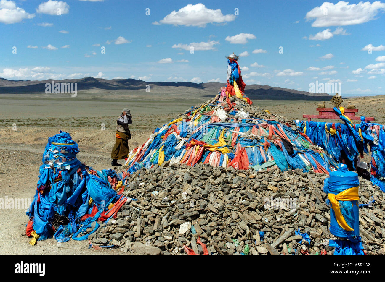 Tas de pierres avec les drapeaux de prières Ovoo en Mongolie steppe grand ouvert Banque D'Images