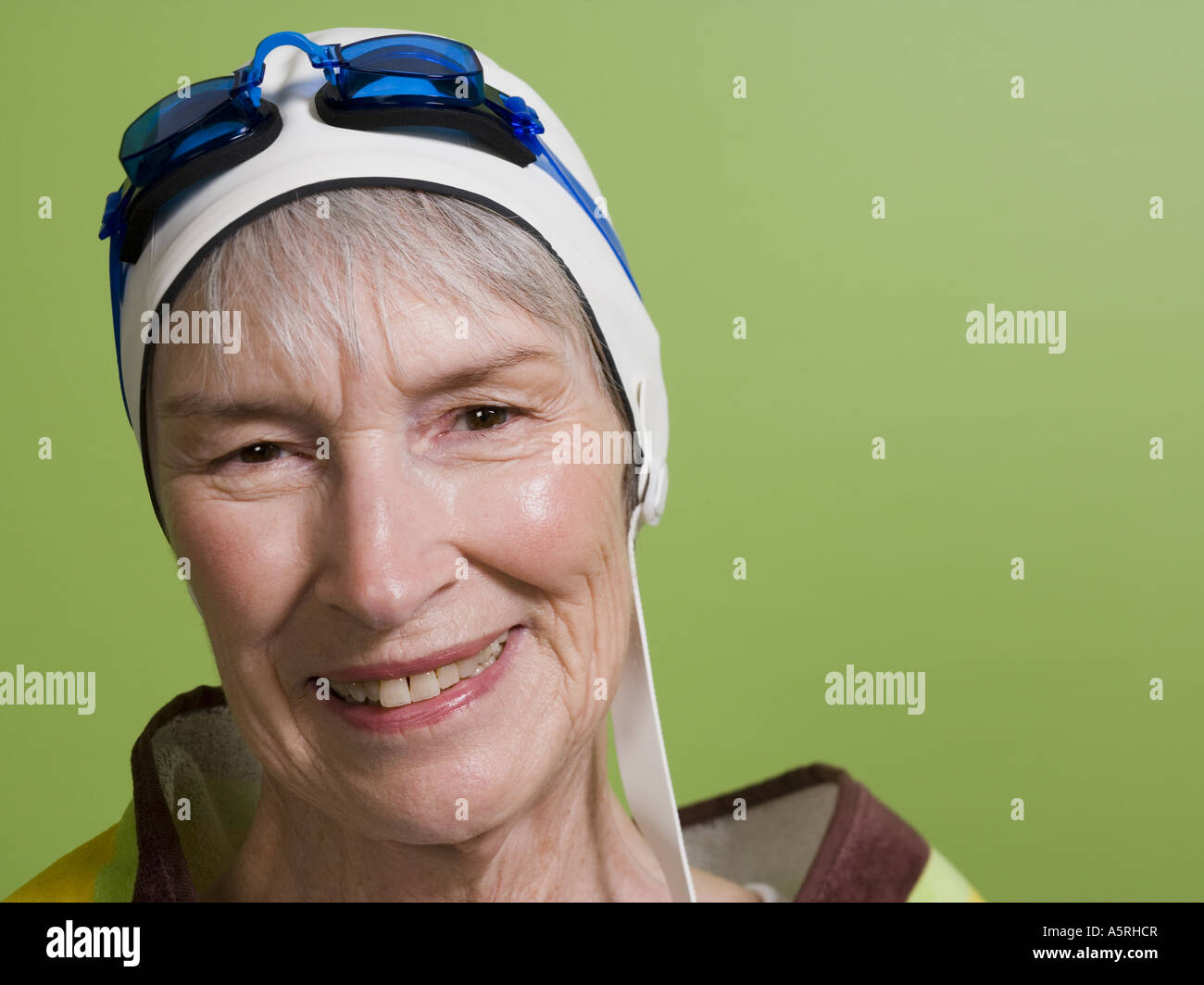 Femme portant bonnet et lunettes de natation Photo Stock - Alamy