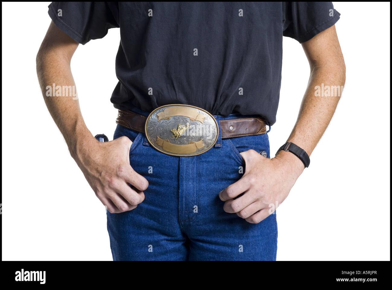 Au milieu du corps svelte jeune homme portant une grande boucle de ceinture  Photo Stock - Alamy