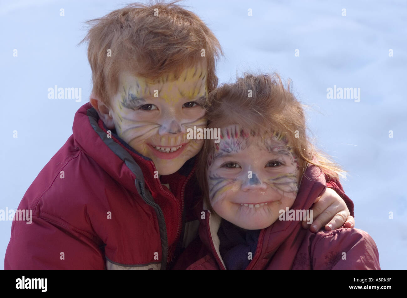 M. deux enfants avec des visages peints comme les chats pour carneval Banque D'Images