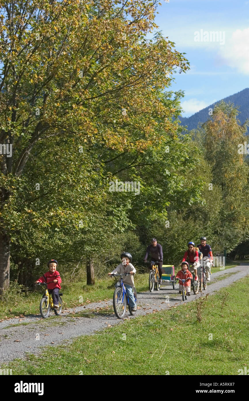Monsieur cycliste cycliste de motards à la Loisach près de Eschenlohe Haute-bavière Allemagne Banque D'Images Monsieur cycliste cycliste de motards à la Loisach près de Eschenlohe Haute-bavière Allemagne Banque D'Images