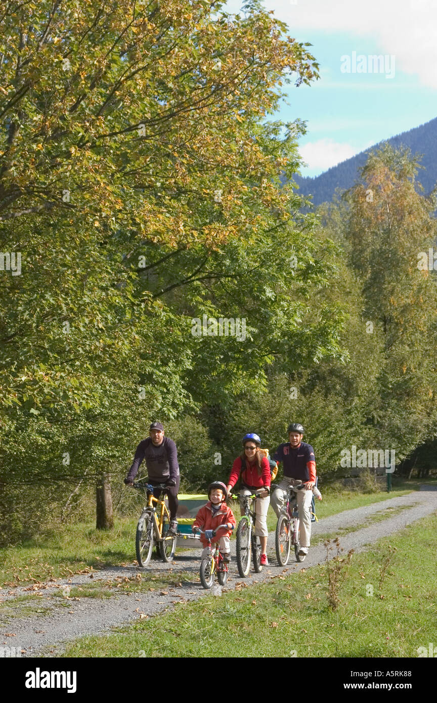 Monsieur cycliste cycliste de motards à la Loisach près de Eschenlohe Haute-bavière Allemagne Banque D'Images Monsieur cycliste cycliste de motards à la Loisach près de Eschenlohe Haute-bavière Allemagne Banque D'Images