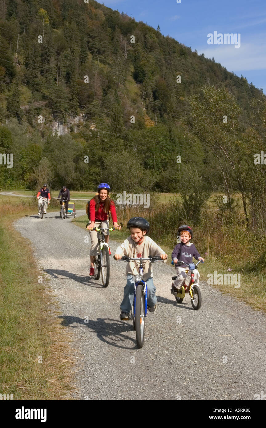 Monsieur cycliste cycliste de motards à la Loisach près de Eschenlohe Haute-bavière Allemagne Banque D'Images Monsieur cycliste cycliste de motards à la Loisach près de Eschenlohe Haute-bavière Allemagne Banque D'Images