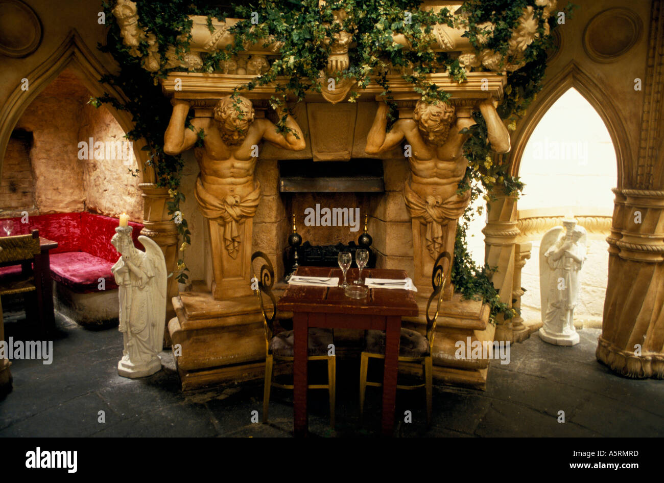 BBB Beach Blanket Babylon UN RESTAURANT GOTHIQUE DANS Notting Hill, Londres Banque D'Images