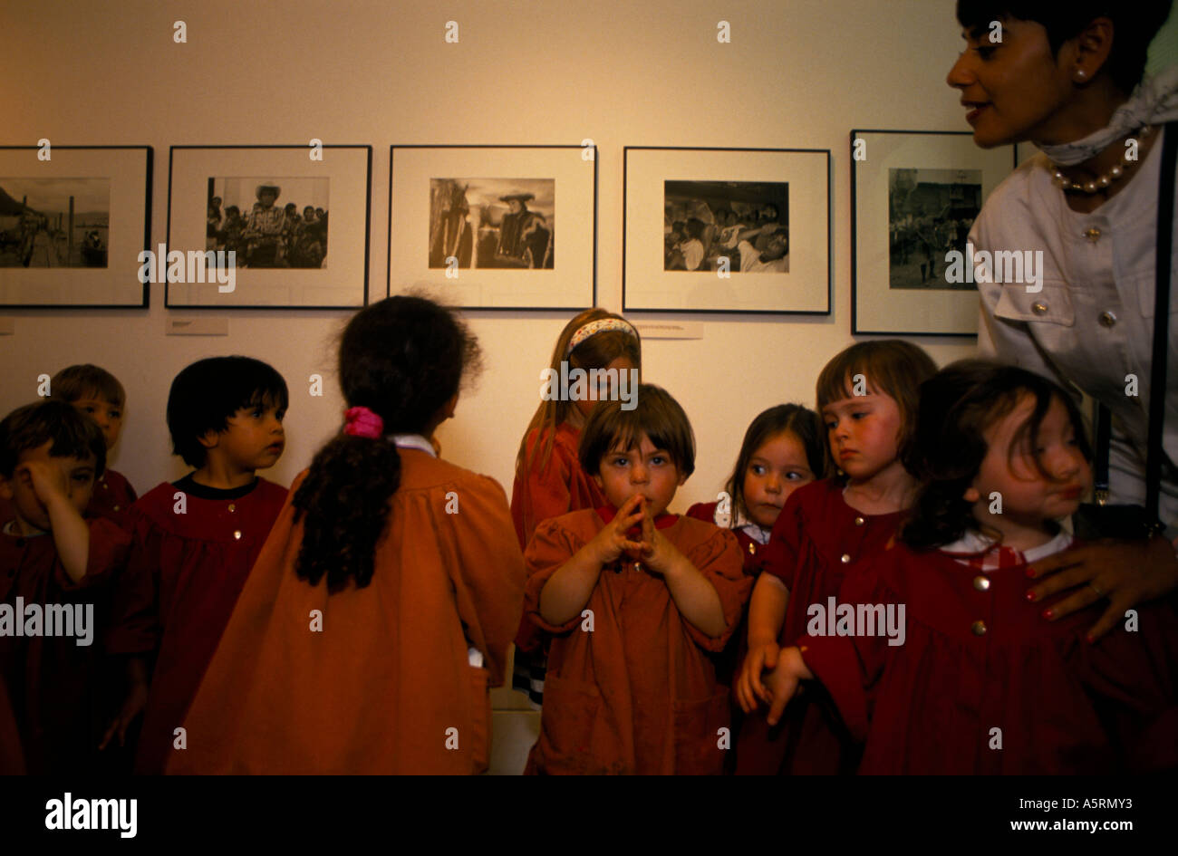 La Photographers Gallery de Londres est l'UNE DES GALERIES PHOTOGRAPHIQUES HAUT AVEC LES ENFANTS VISITANT Banque D'Images