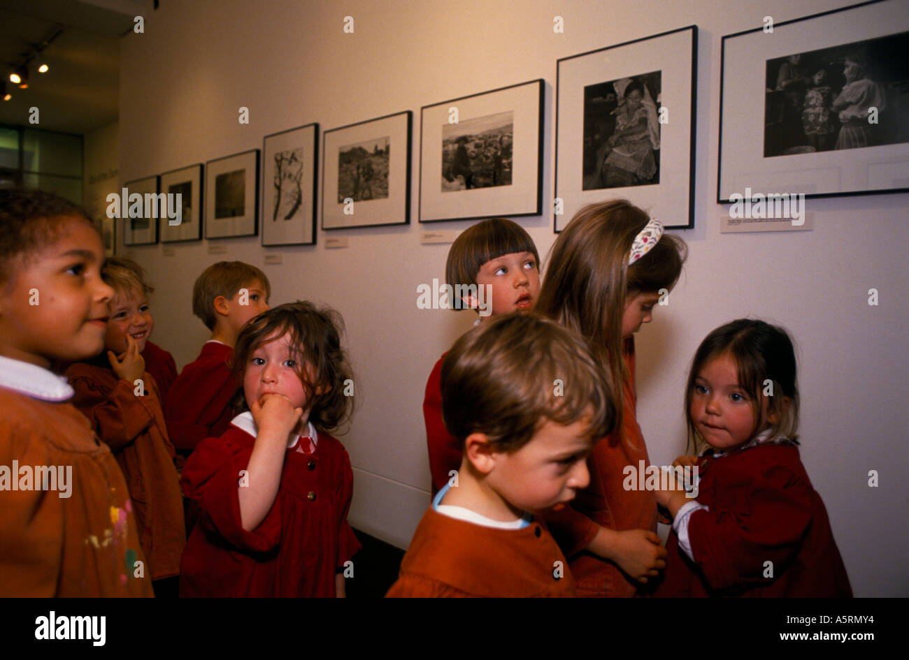 La Photographers Gallery de Londres est l'UNE DES GALERIES PHOTOGRAPHIQUES HAUT AVEC LES ENFANTS VISITANT Banque D'Images
