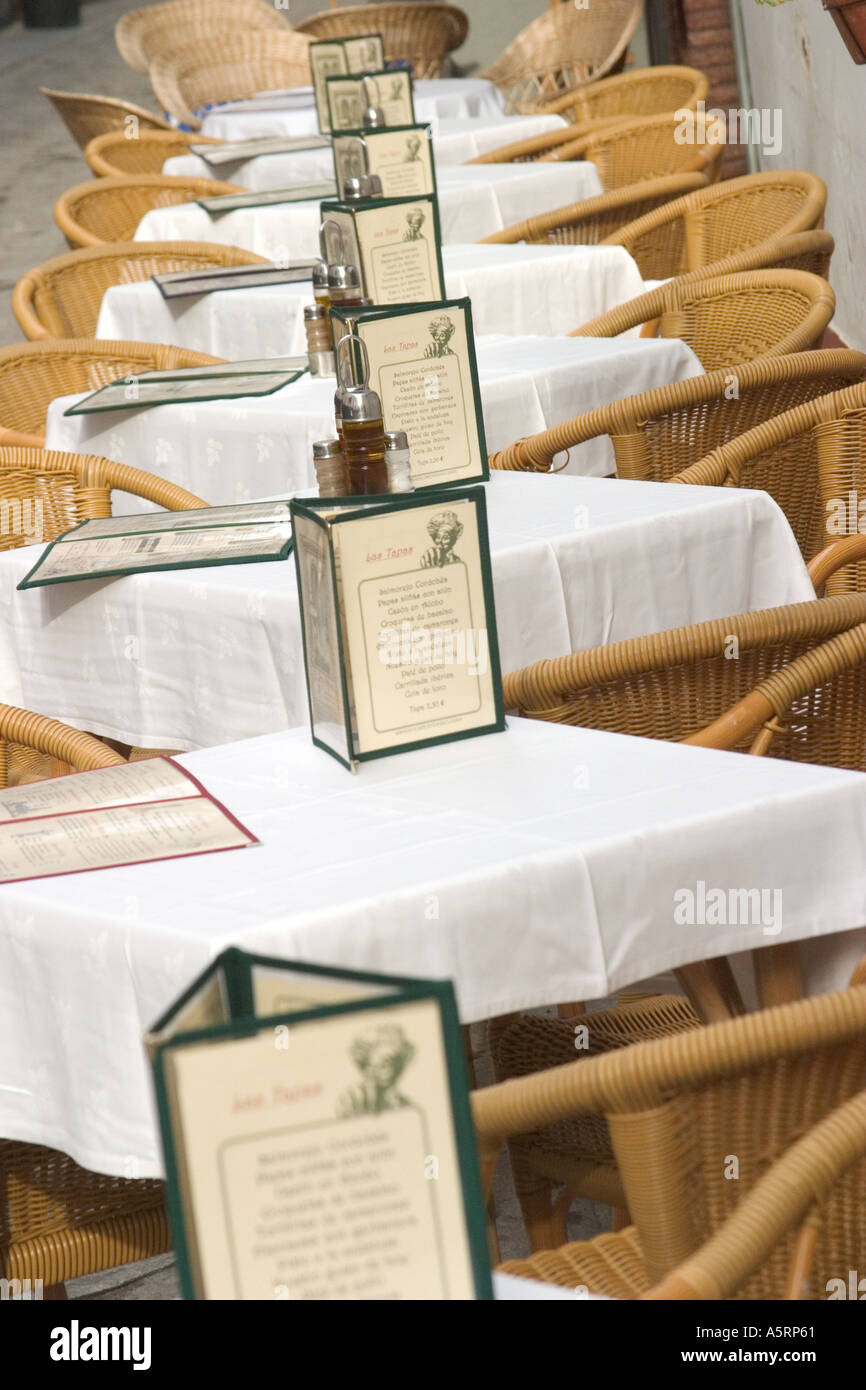 Rangée de tables à l'extérieur restaurant Séville Espagne Banque D'Images