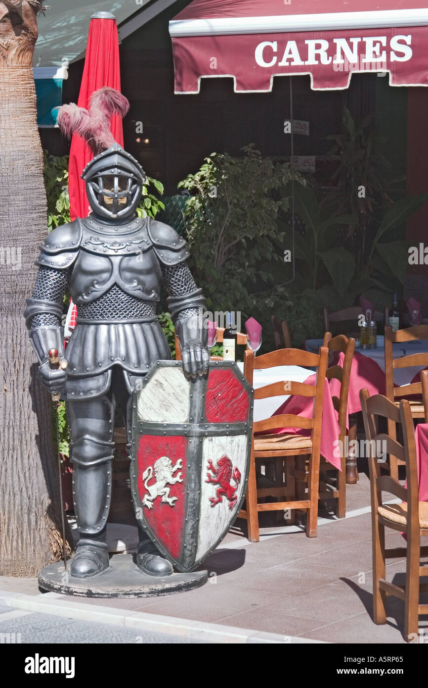 Statue de chevalier en armure à l'extérieur restaurant Espagne Banque D'Images