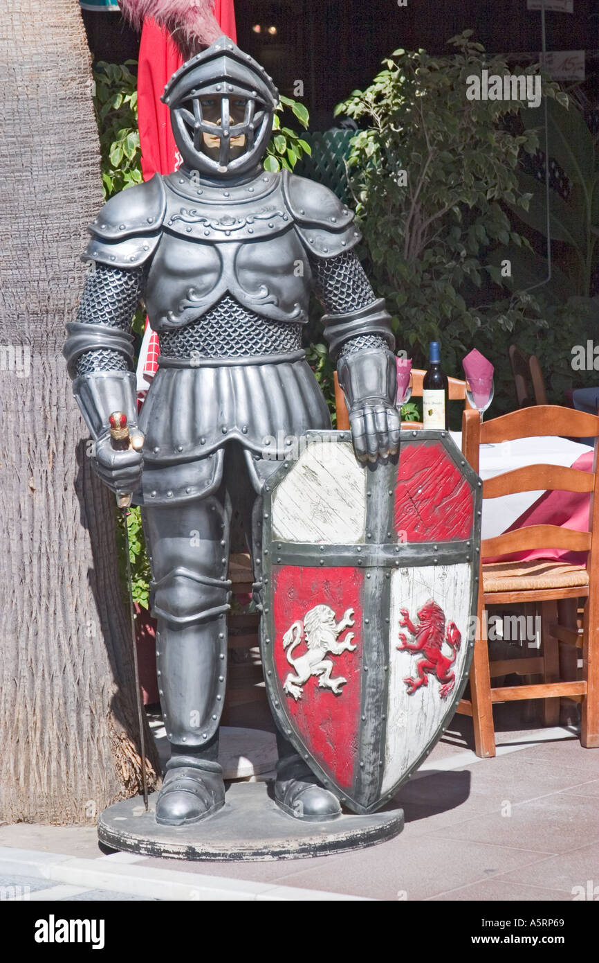Statue de chevalier en armure à l'extérieur restaurant Espagne Banque D'Images