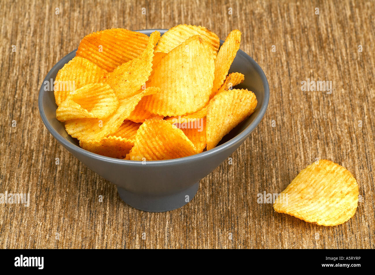 Bol de chips sur tissu marron Photo Stock - Alamy