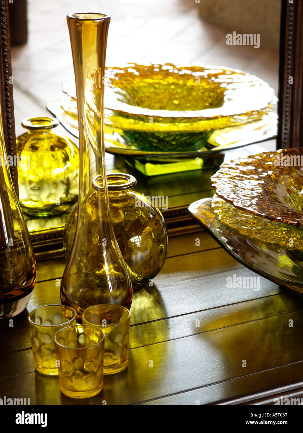 Des vases de verre et de plats pour la décoration intérieure Banque D'Images