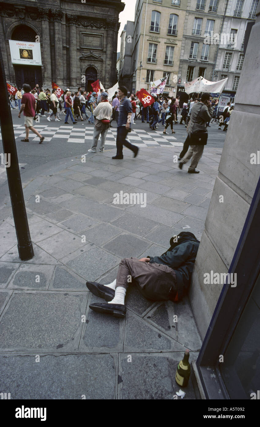 Des manifestants CGT Paris et personne sans-abri avec bouteille de vin Banque D'Images