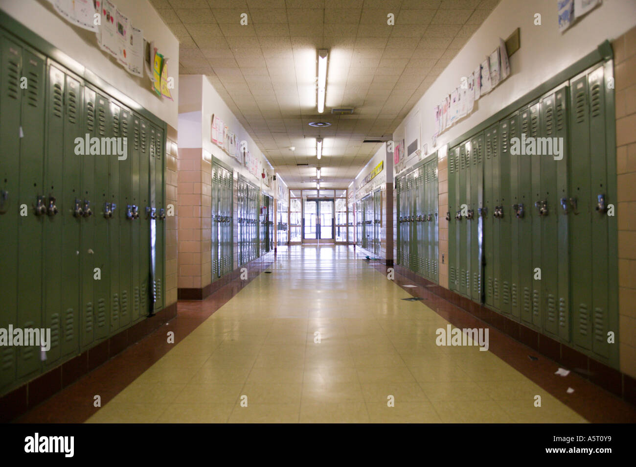 Couloir dans American High School Banque D'Images