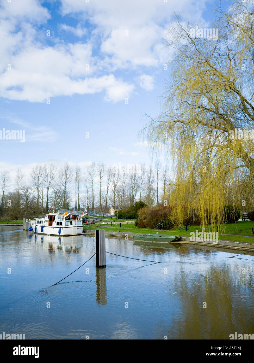 Bateau amarré à Buscot Lock et Weir dans Oxofdshire UK Banque D'Images