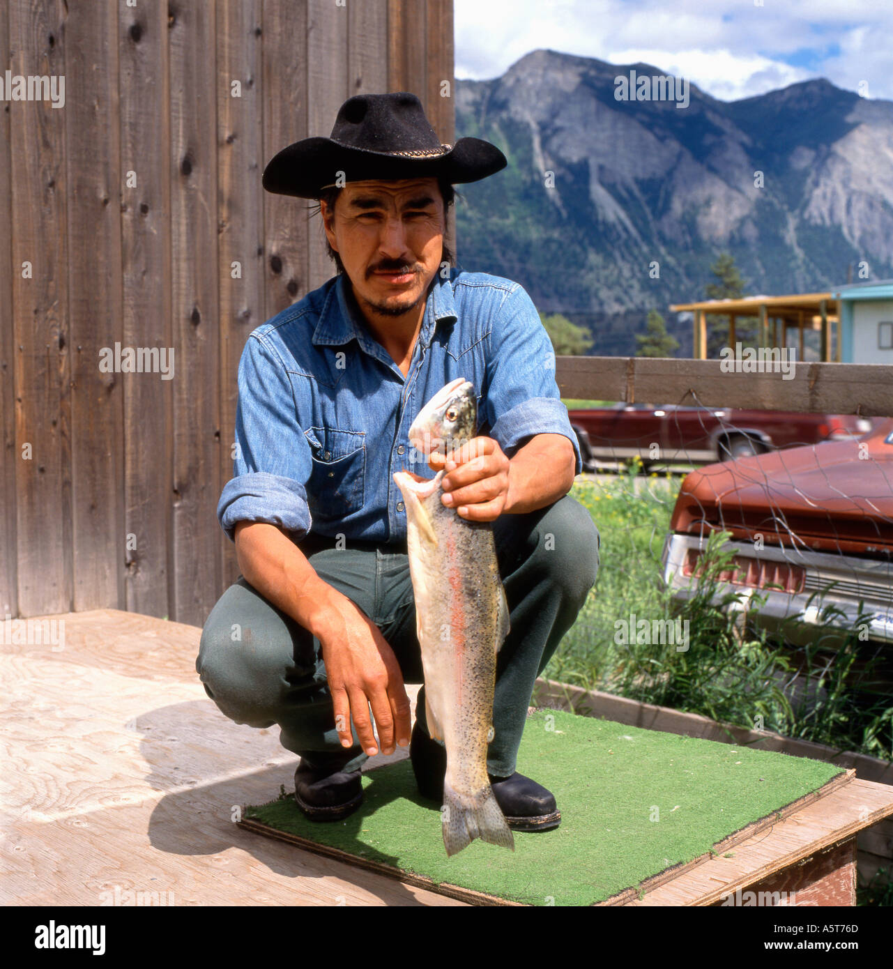 Une des premières nations Salish de l'homme tenant des poissons saumon fraîchement pêché à Lillooet British Columbia Canada Amérique du Nord KATHY DEWITT Banque D'Images