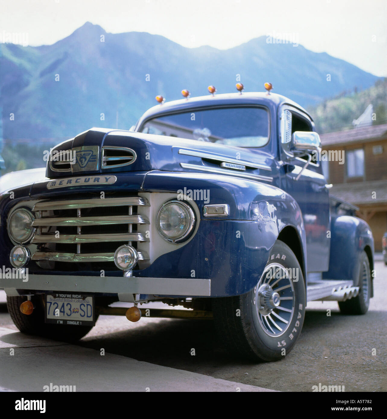 Pick-up Mercury des années 1950 garés dans main Street avec un Vue sur les montagnes Cascade à Lillooet Colombie-Britannique Canada KATHY DEWITT Banque D'Images