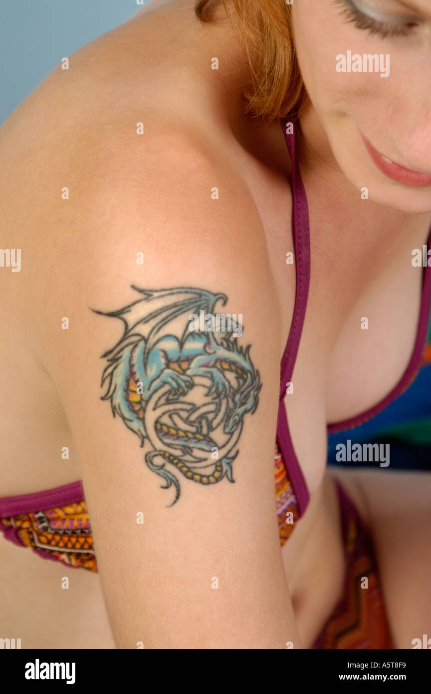 Tatouage De Dragon Sur Lépaule De La Femme Banque Dimages