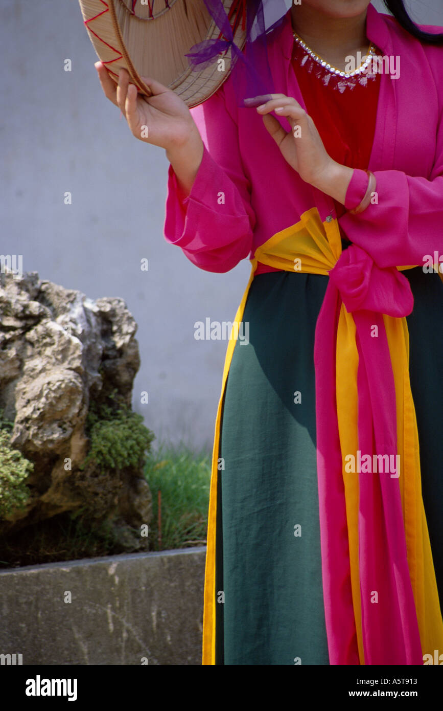 Robe traditionnelle et chapeau conique emblématique au Vietnam Banque D'Images