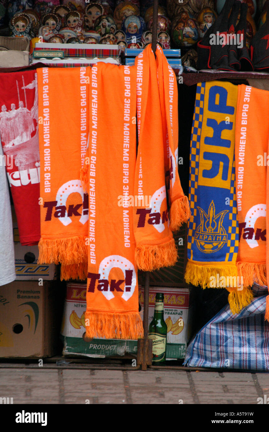 Révolution orange de souvenirs dans la boutique rue Andreevsky Spusk dans à Kiev, compromettraient Banque D'Images