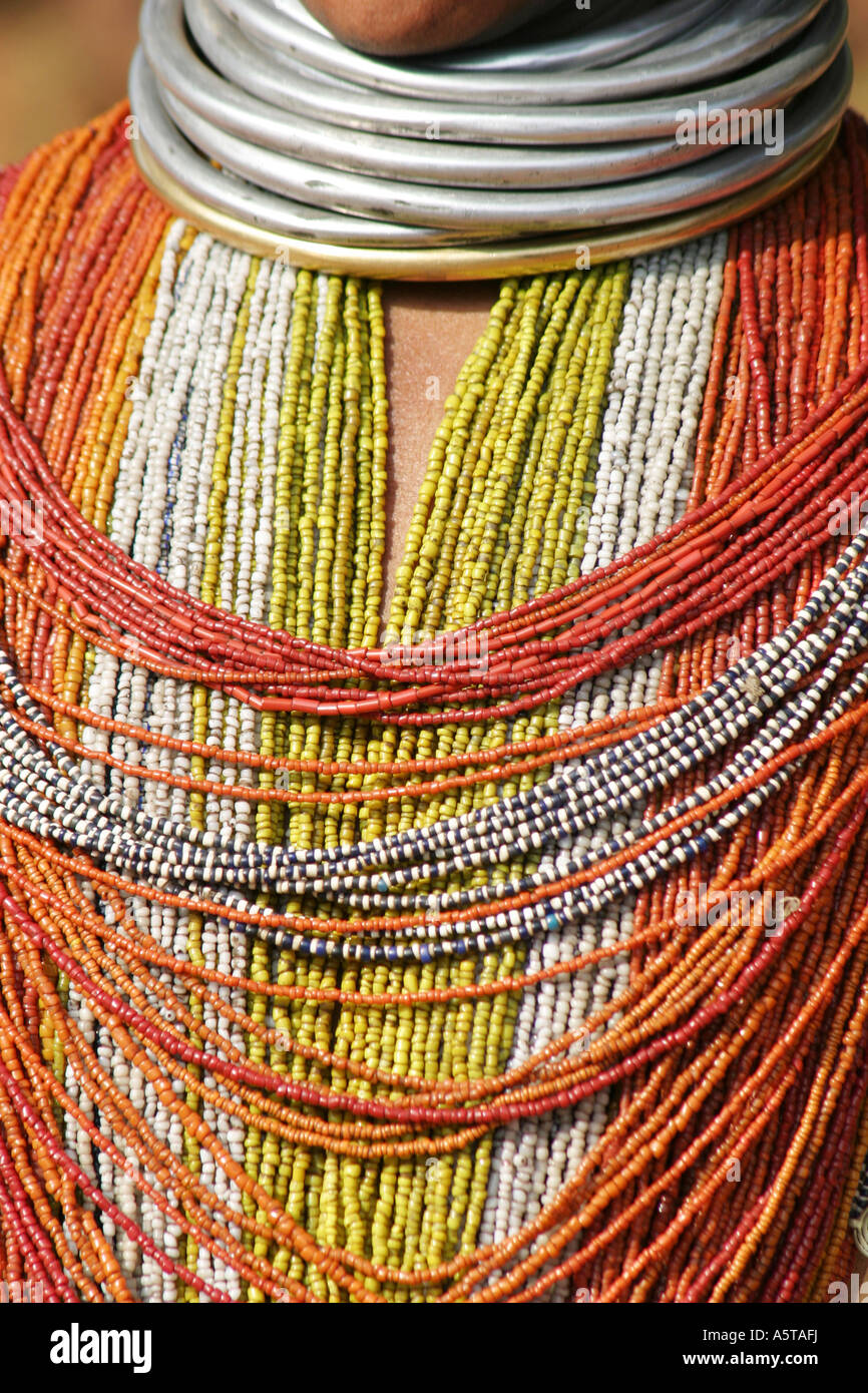 Les femmes portant le tribal Bonda perles traditionnelles,colliers et  boucles de la tribu Bonda, Orissa, Inde Photo Stock - Alamy