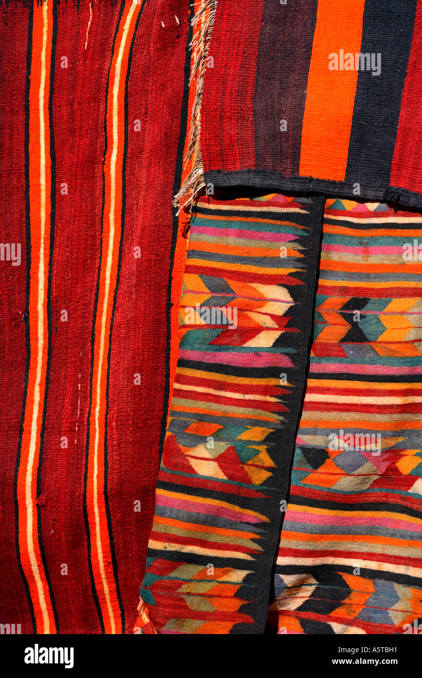 Close up detail horizontales aux couleurs de tapis et tissus d'ameublement  dans le marché de Douz, Tunisie, Afrique du Nord Photo Stock - Alamy