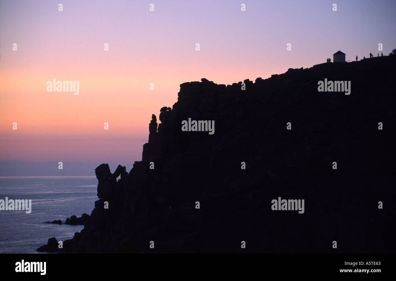 Côte Rocheuse à dernière Lumière à Lands End Cornwall England UK Banque D'Images